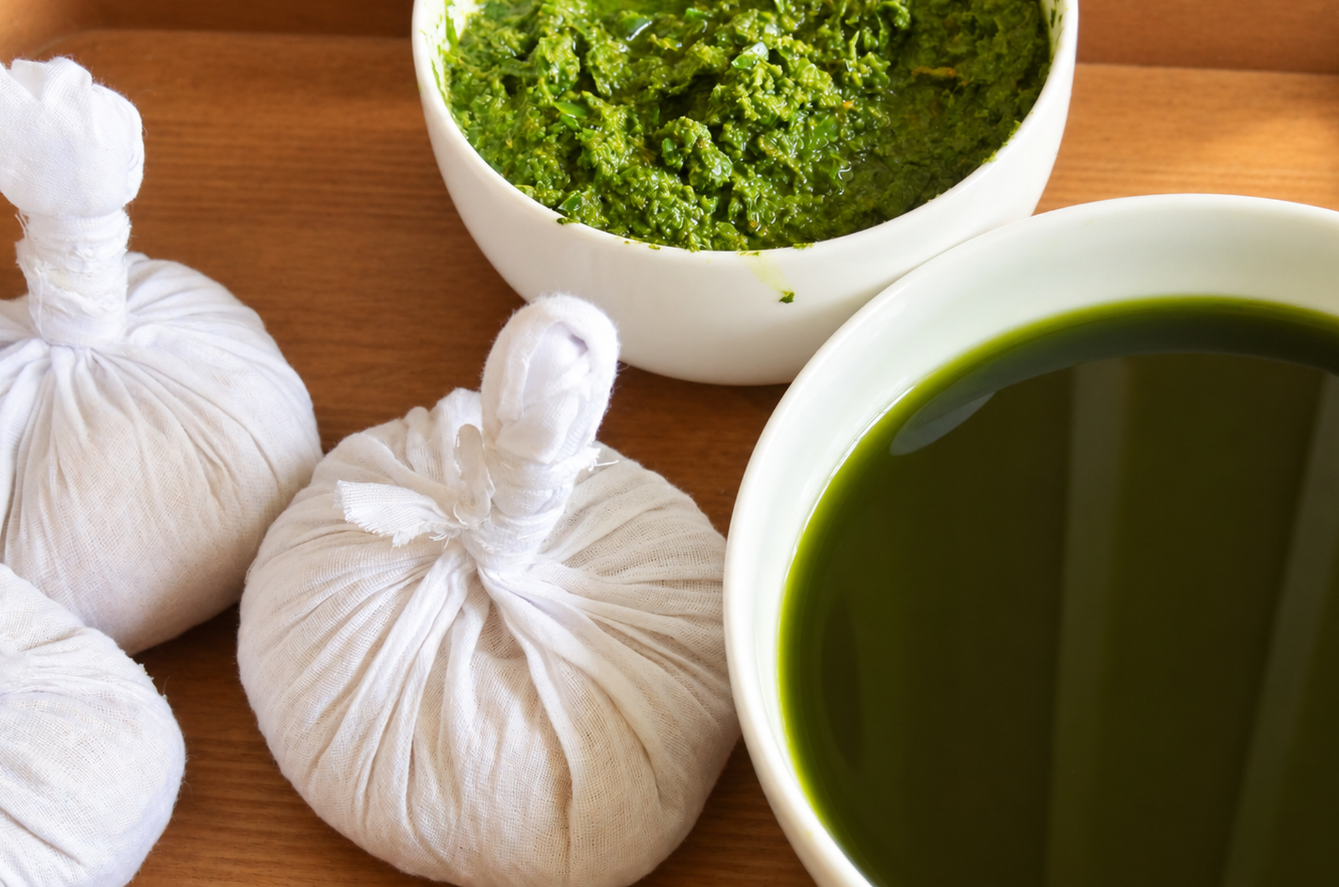 Kräuterpräparate für eine Ayurveda-Behandling im Lanka Ayurveda Garden auf Sri Lanka.